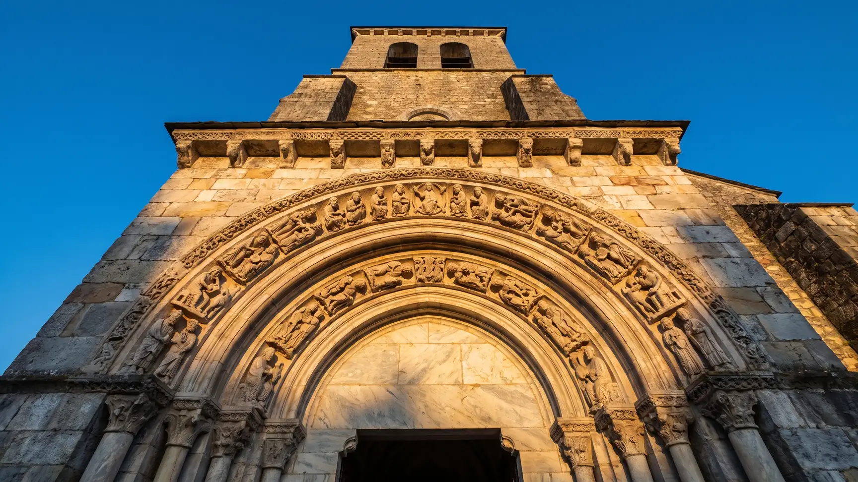 Pórtico románico esculpido de la catedral de Santa María de Oloron