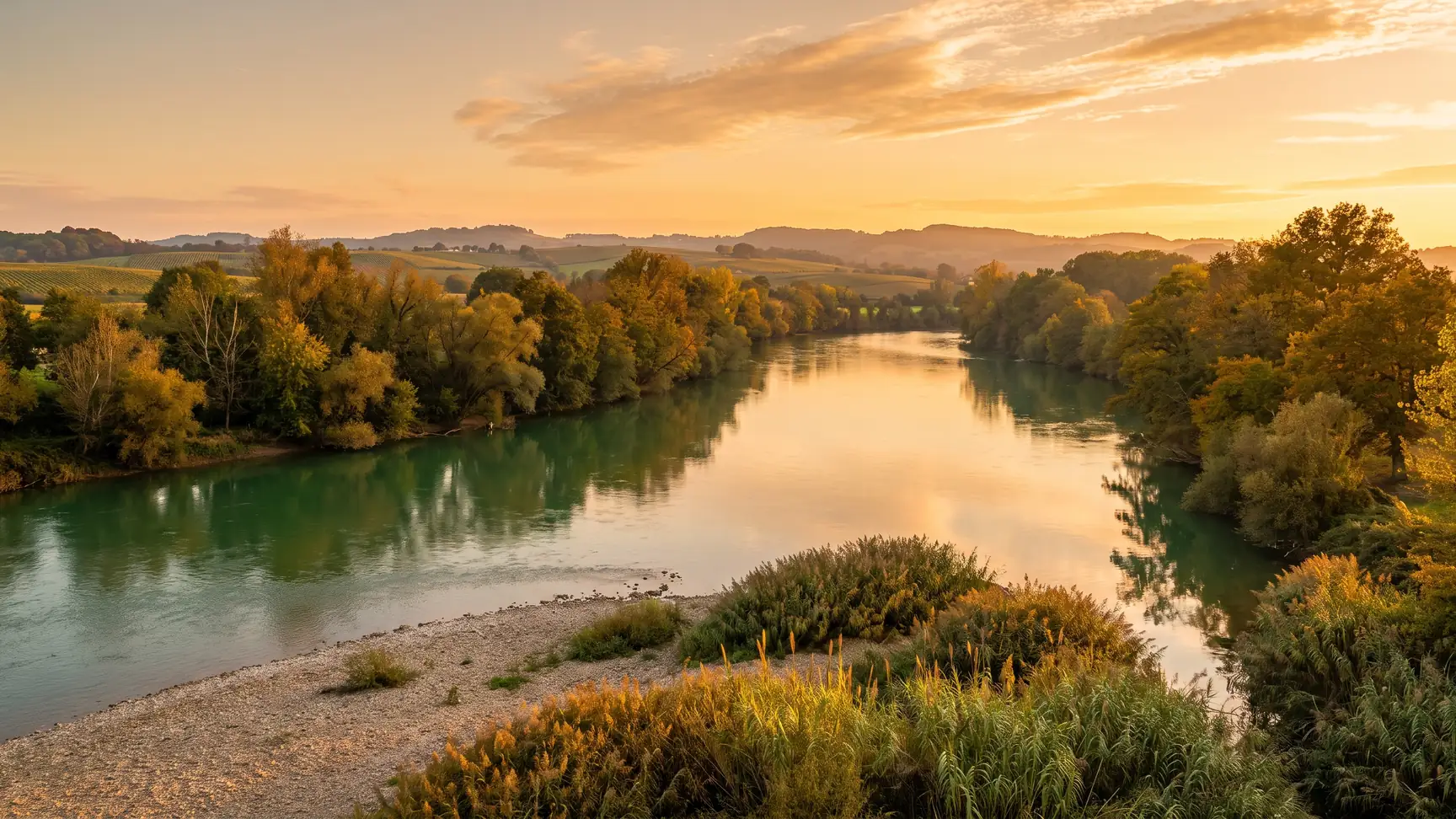 Un río verde y tranquilo, un torrente bordeado de árboles, que serpentea por el País de Orthe, en las Landas