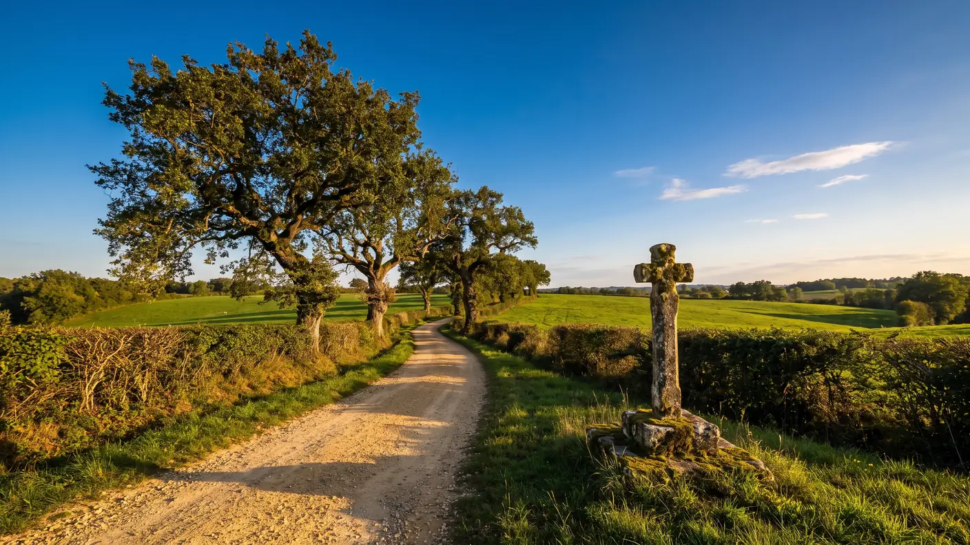 Un camino de peregrinación a Santiago de Compostela que serpentea entre prados y setos del País de Orthe, en las Landas