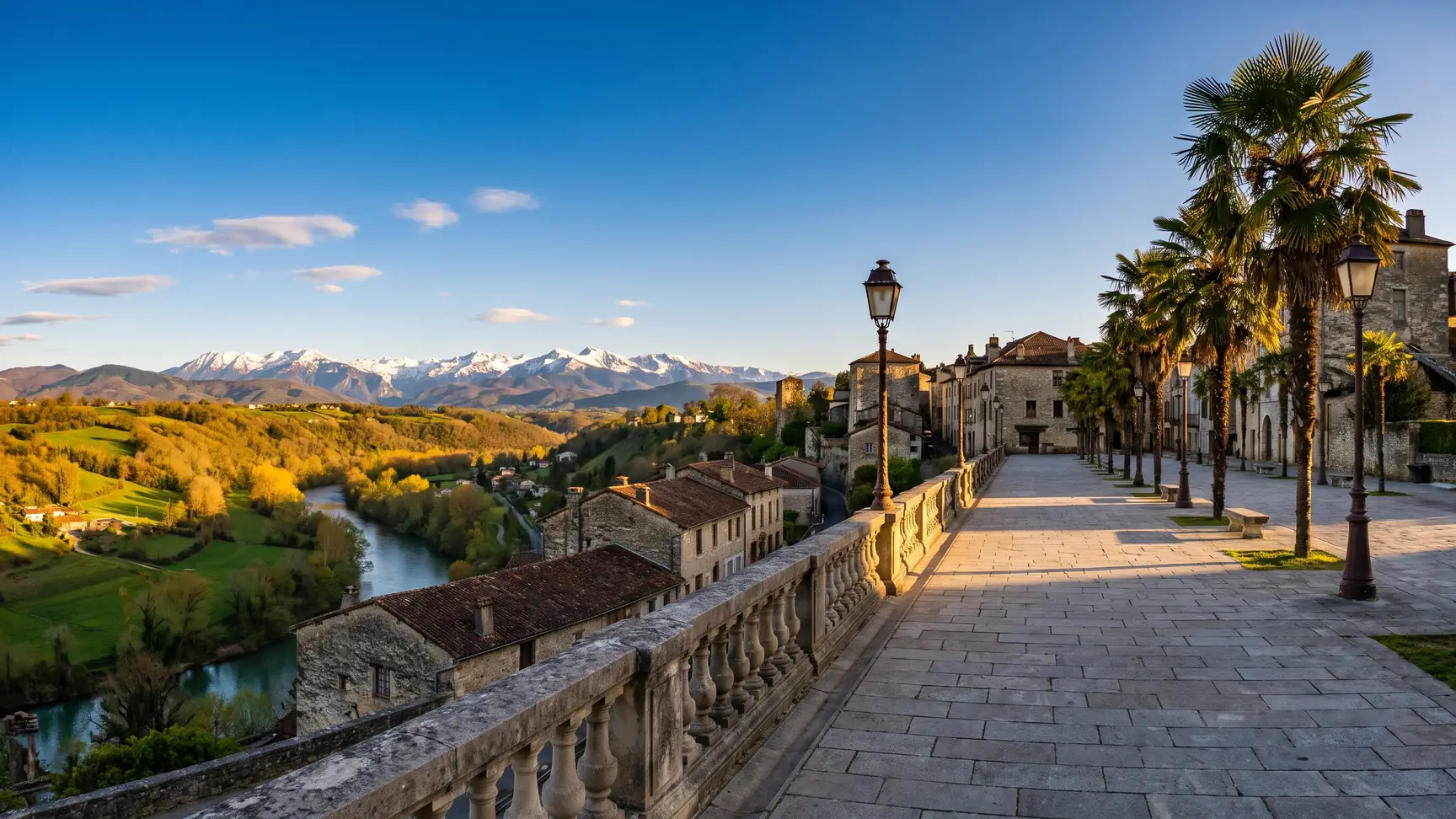 Boulevard des Pyrénées en Pau, paseo panorámico bordeado de palmeras