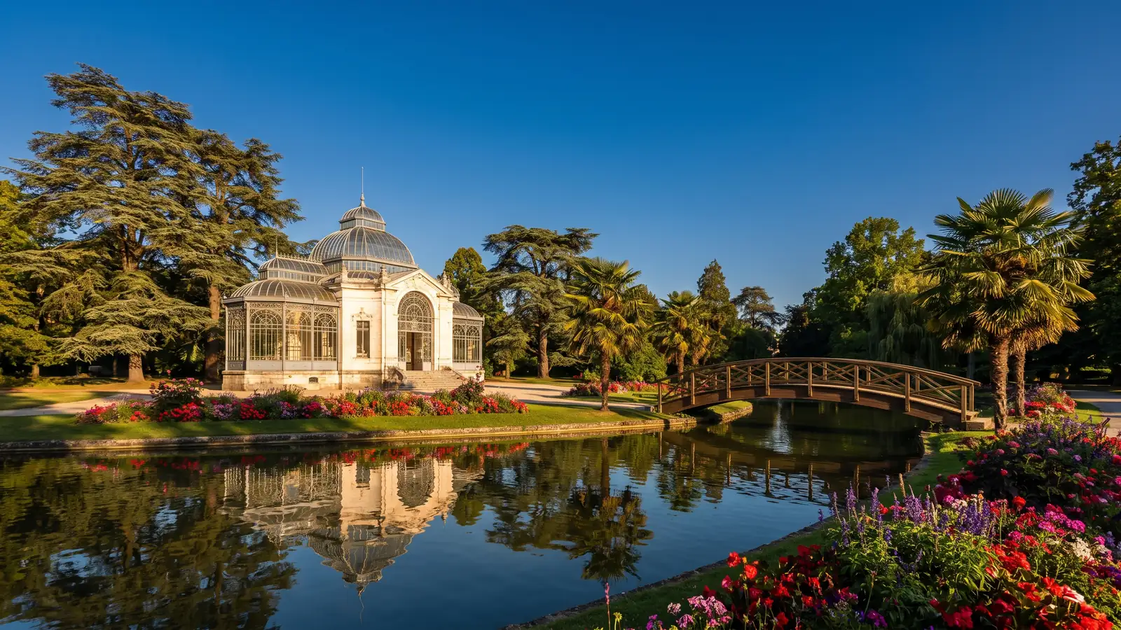El parque Beaumont en Pau, su lago y el Palacio Beaumont