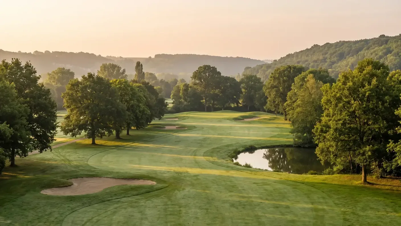 Campo de golf rural en Charente, cerca del valle del Dronne, con una calle verde entre robles y castaños
