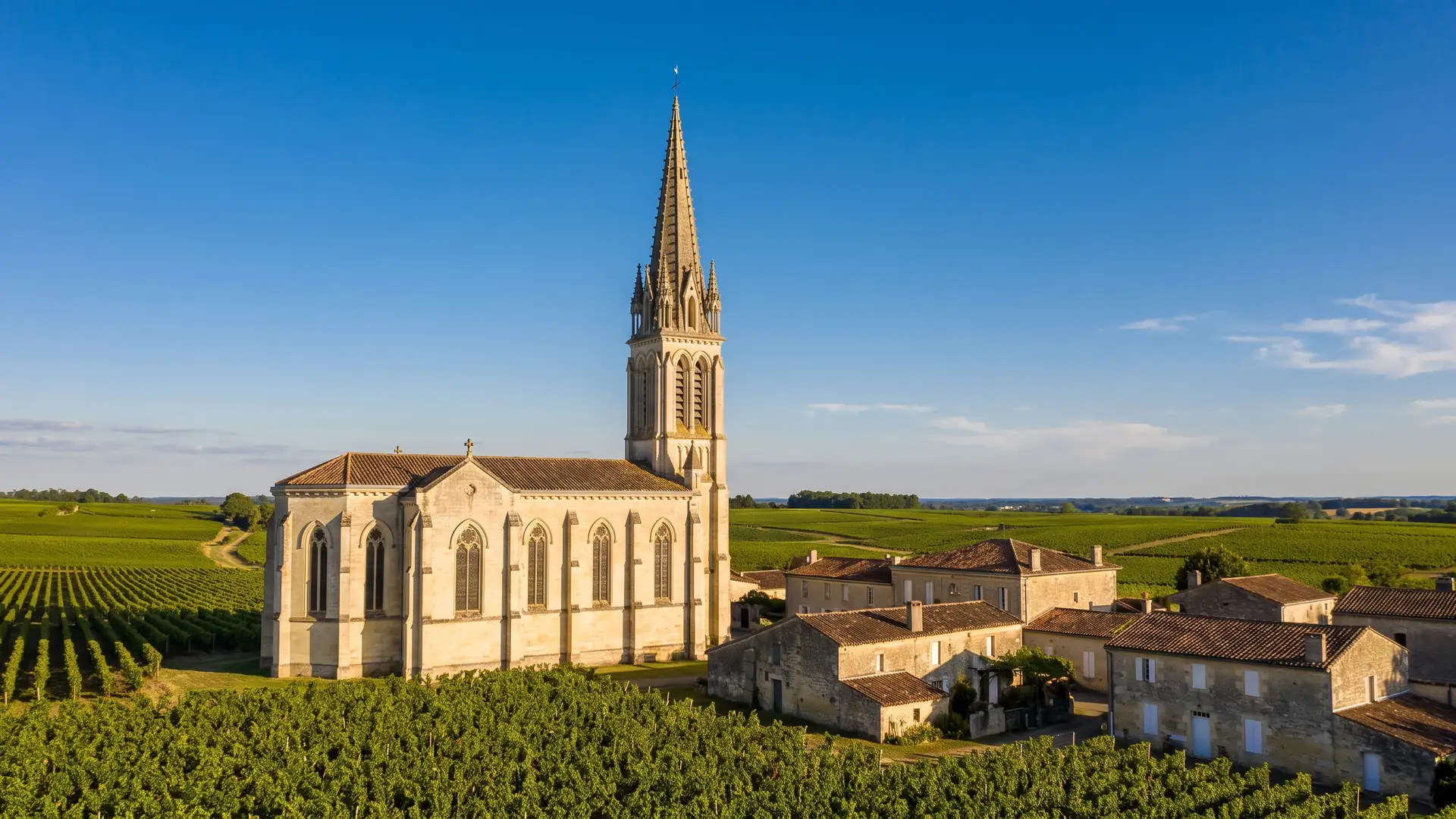 Iglesia de Pomerol y su aguja sobre los viñedos