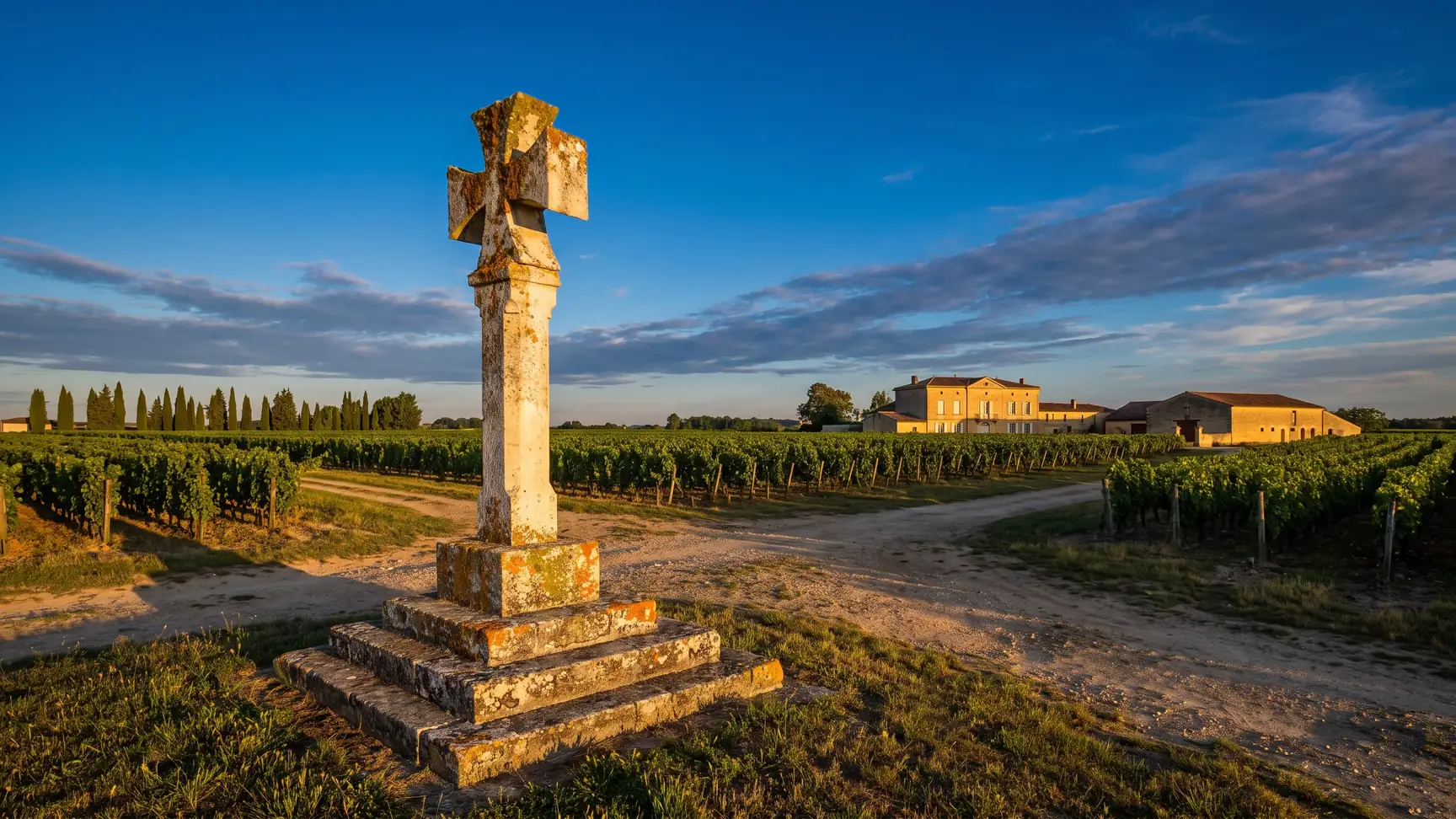 Cruz de Gay de piedra en medio de los viñedos de Pomerol