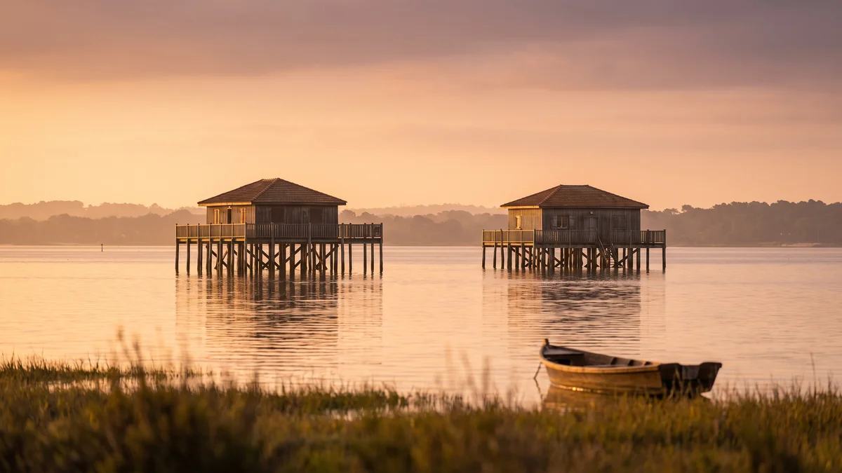 Cabañas sobre pilotes de la cuenca de Arcachon, parada en una excursión familiar en furgoneta