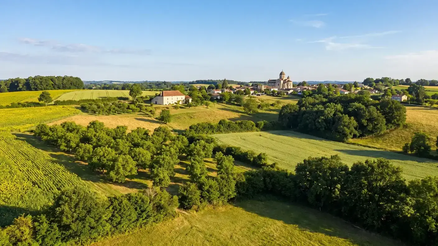Nogales, girasoles y colinas del Périgord Verde en los alrededores de Ribérac