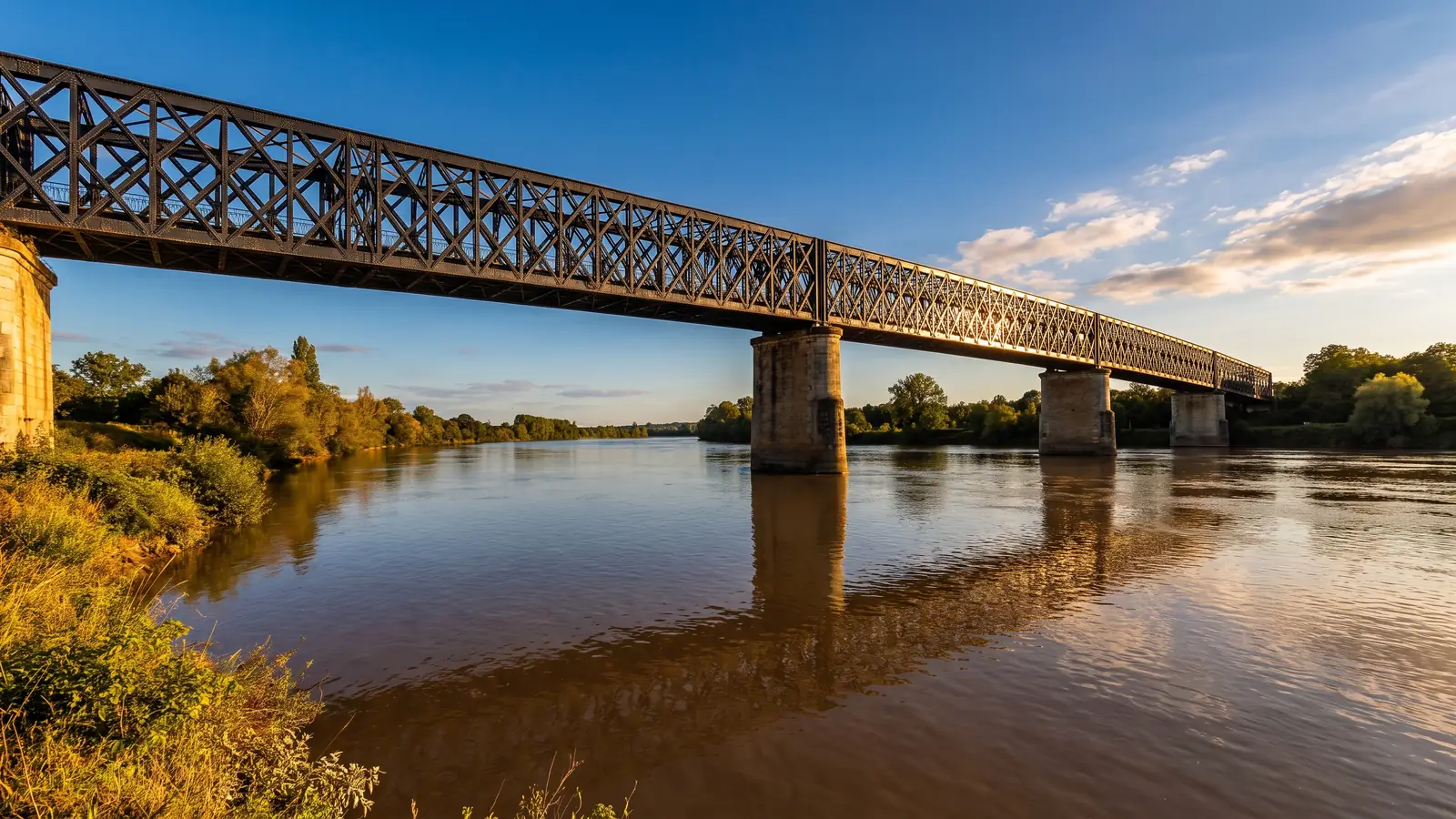 Puente metálico de Cubzac sobre el río Dordoña