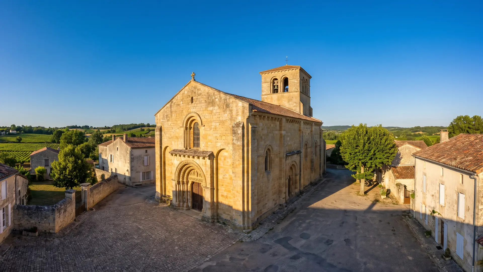 Iglesia románica de Saint-Denis y su campanario cuadrado en Saint-Denis-de-Pile