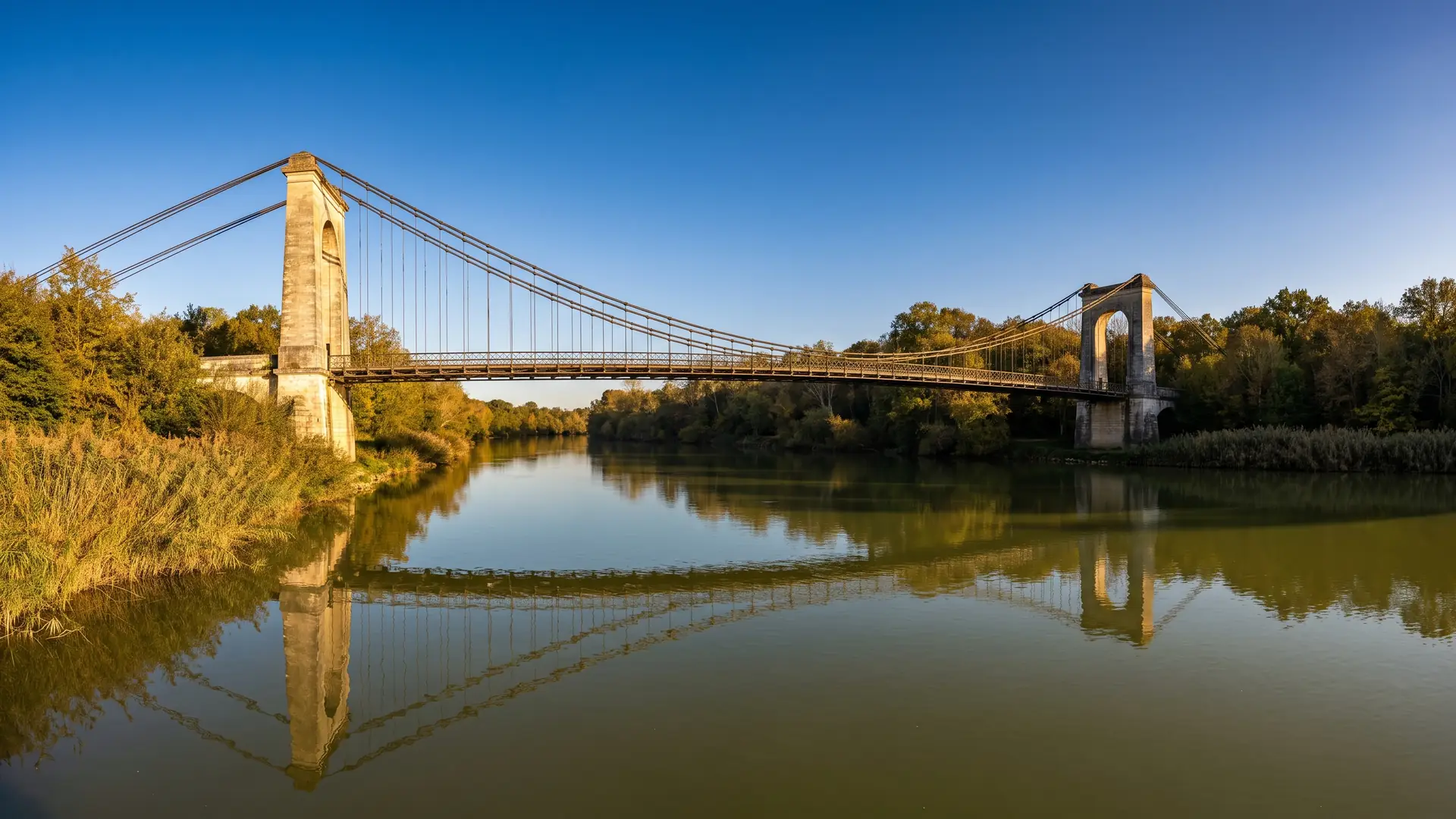 Puente colgante de Saint-Denis-de-Pile sobre el río Isle