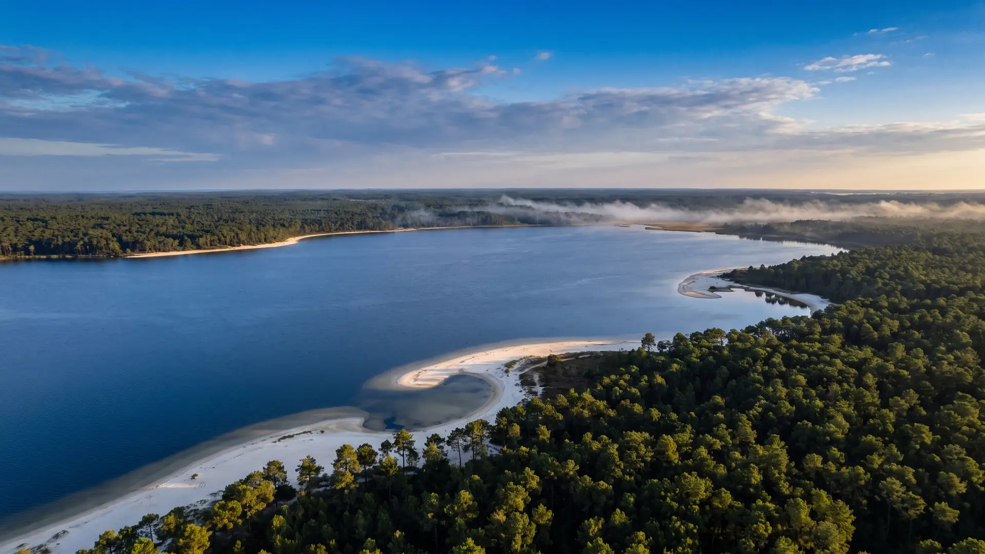 La inmensa extensión azul del lago de Cazaux-Sanguinet, rodeada de bancos de arena y de un bosque de pinos interminable