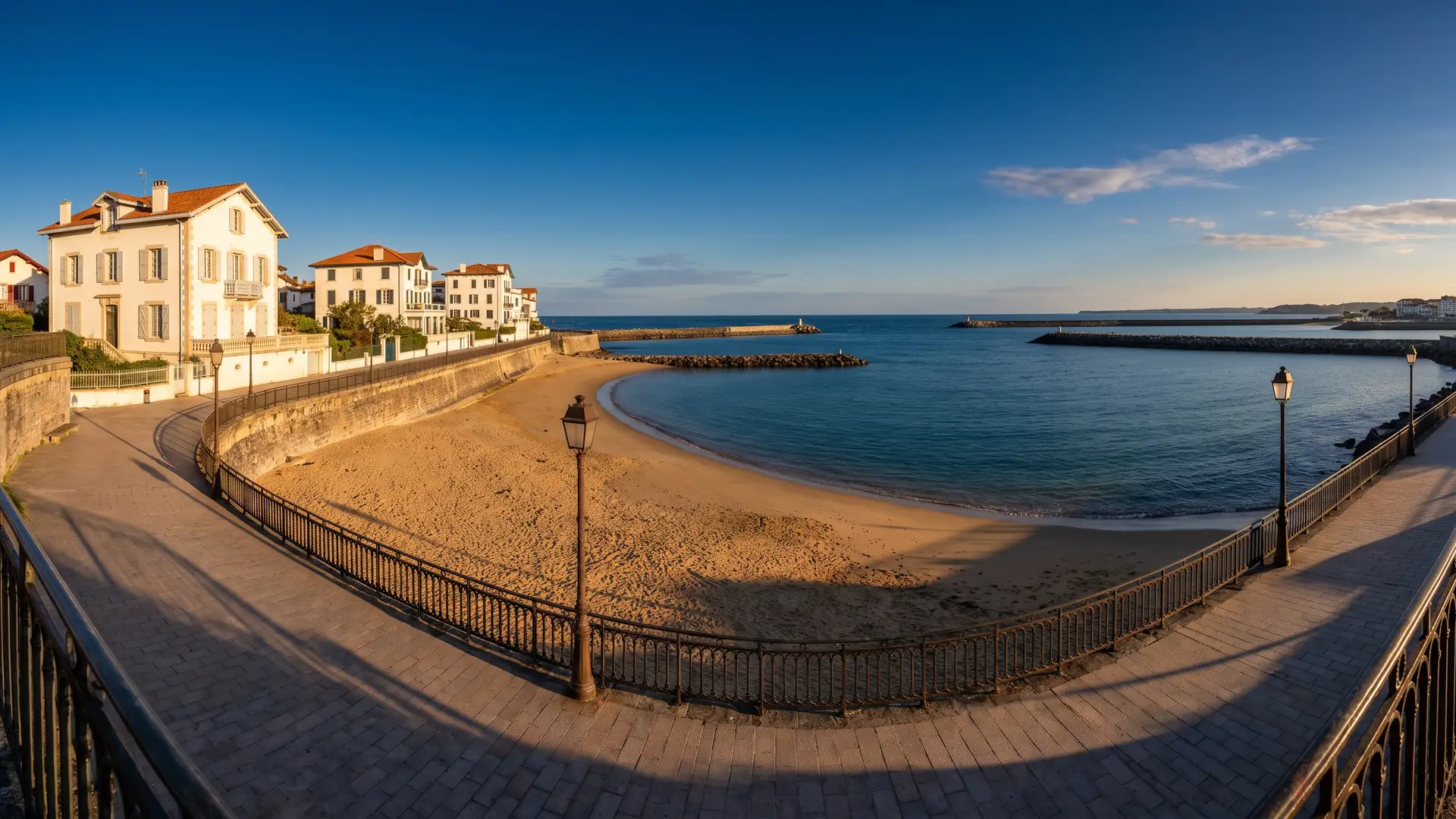 Paseo y dique a lo largo de la bahía de Saint-Jean-de-Luz