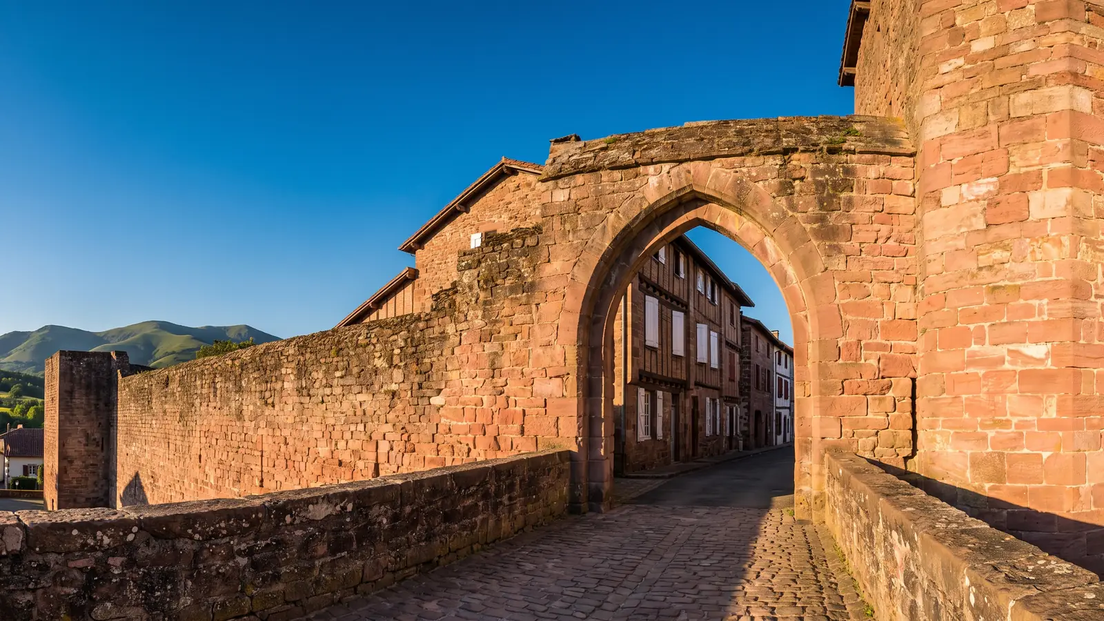 Puerta fortificada en las murallas de Saint-Jean-Pied-de-Port
