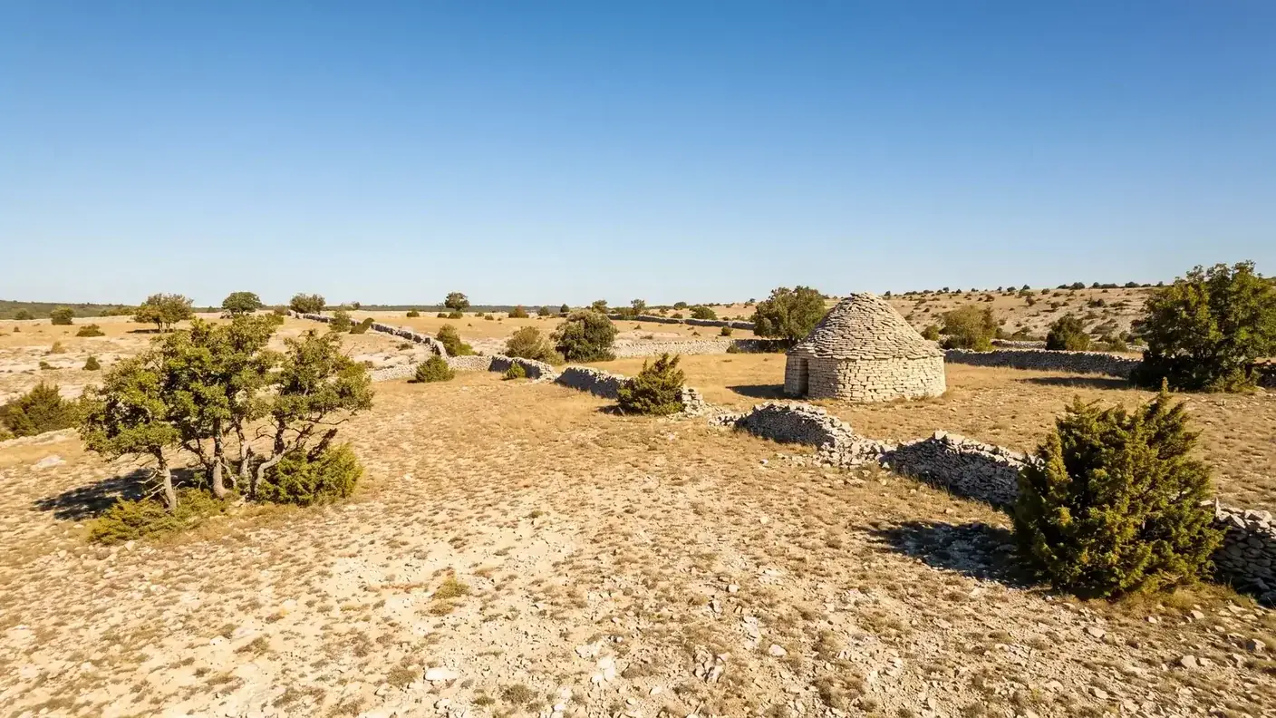 Cazelle y muro de piedra seca en la meseta de Martel