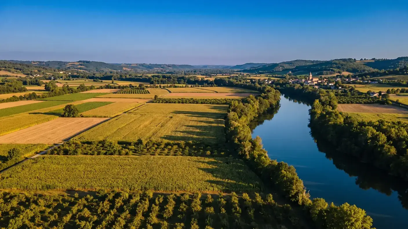 El amplio valle del Garona, en los alrededores de Tonneins, un mosaico de campos y huertos, con el río serpenteando entre sus orillas