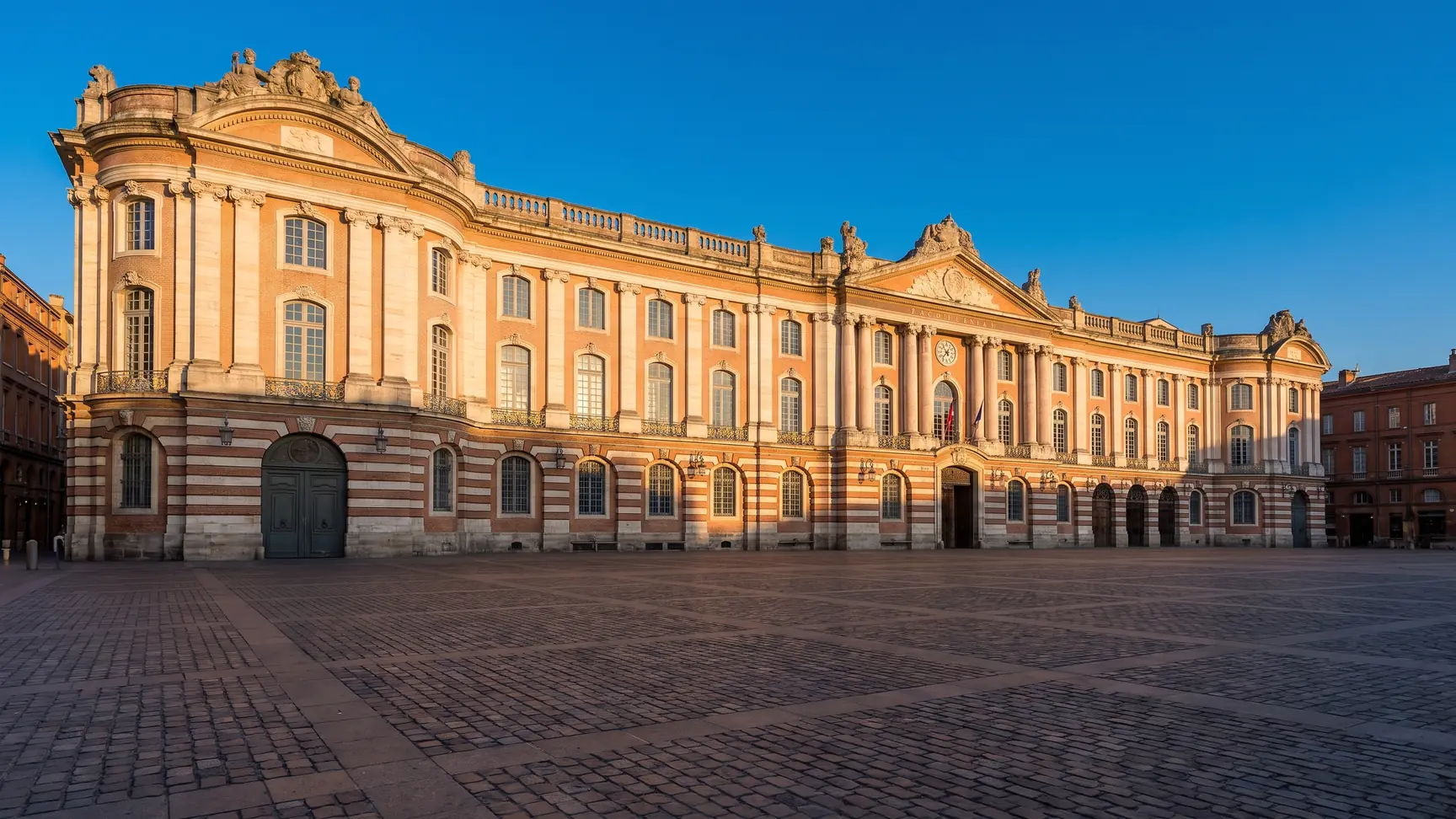 Plaza del Capitolio en Toulouse y su fachada de ladrillo rosa