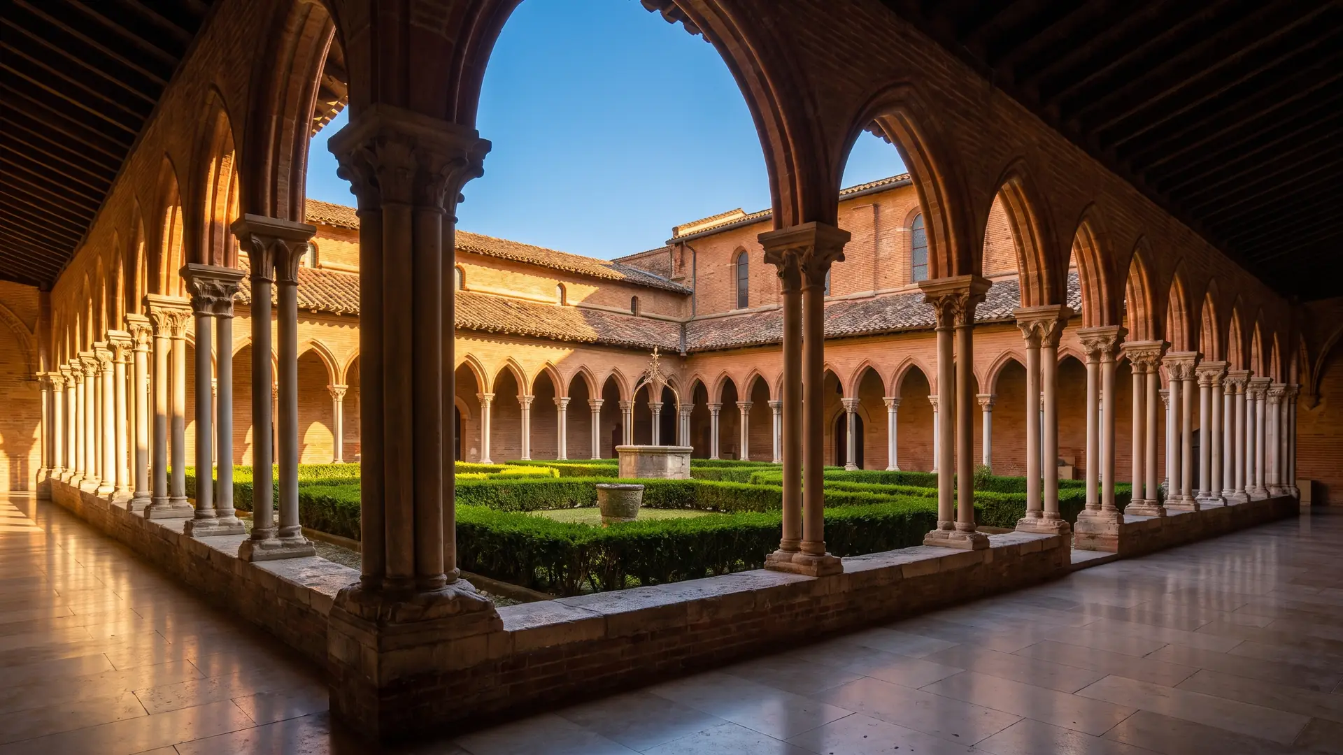Claustro gótico del convento de los Jacobinos en Toulouse