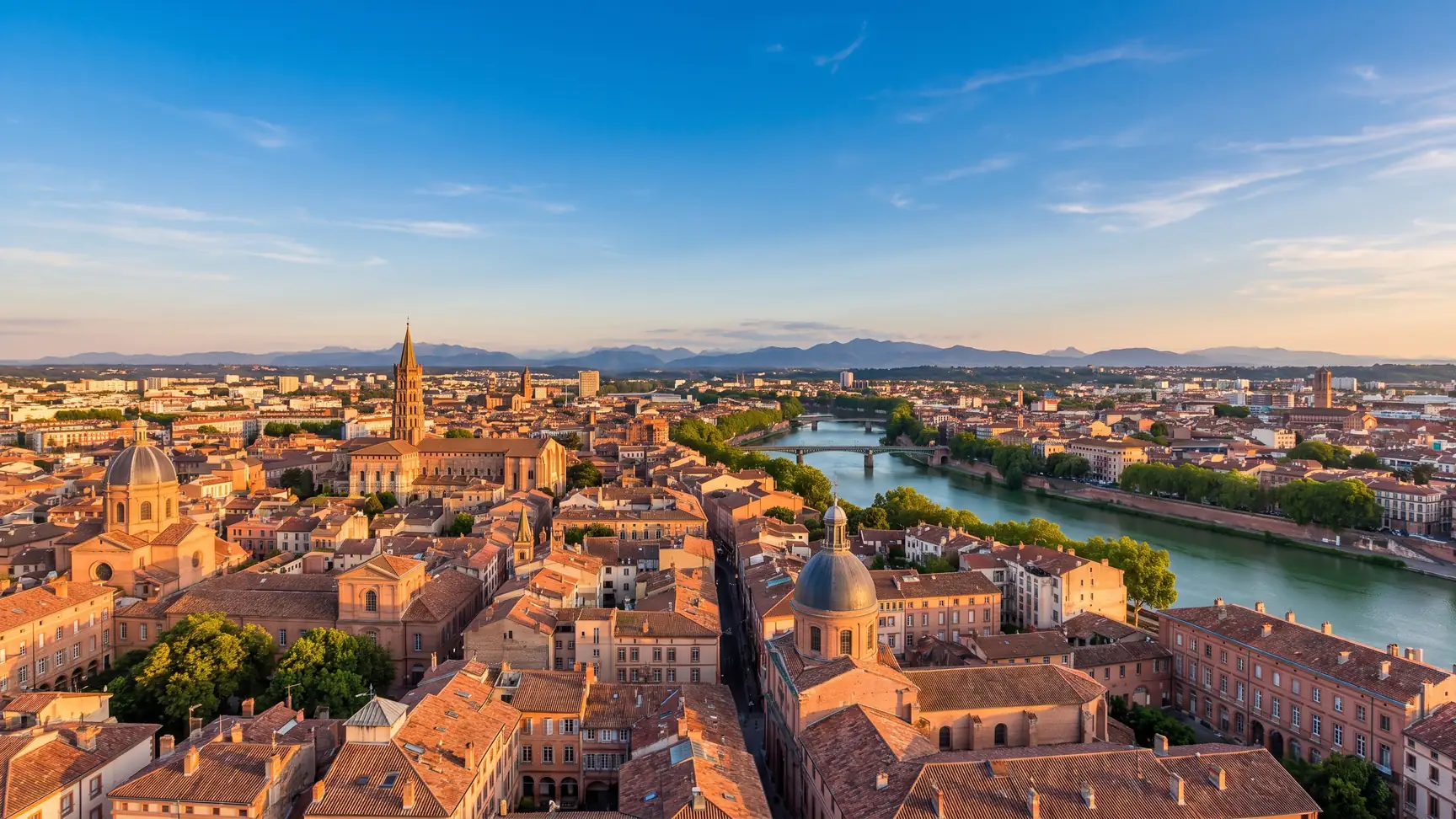 Panorama de la Alta Garona, en los alrededores de Toulouse, destino de una excursión de ida y vuelta en un día desde Burdeos