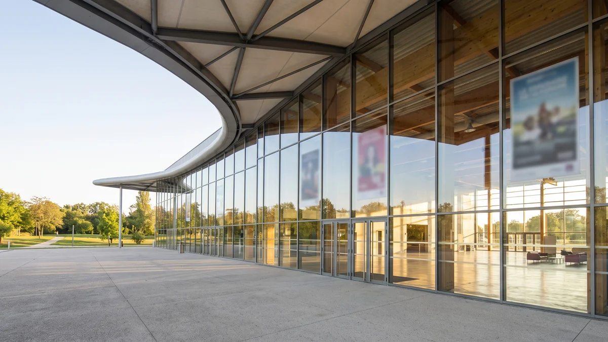 A bus dropping off a delegation in front of the Bordeaux Exhibition Center