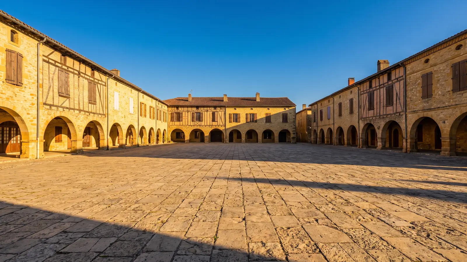 La plaza de las arcadas de Valence-sur-Baïse y sus fachadas gasconas