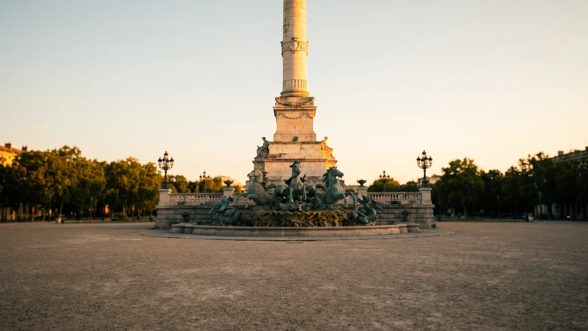 Monumento a los Girondinos y fuentes de la plaza de Quinconces en Burdeos