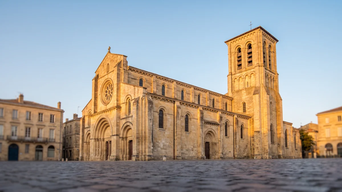 Basílica de San Seurin de Burdeos, fachada y campanario románicos