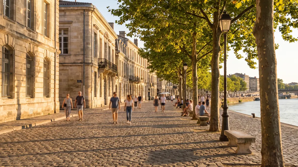 Un paseo por los muelles de Burdeos durante el día, cerca de la plaza de la Bourse