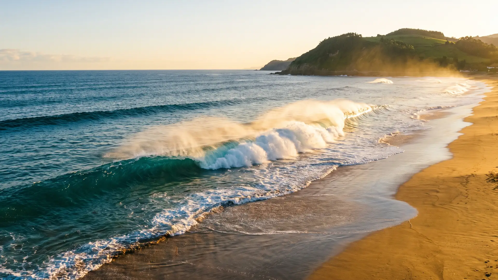 Ola de surf en la playa de Zarautz, en el País Vasco español