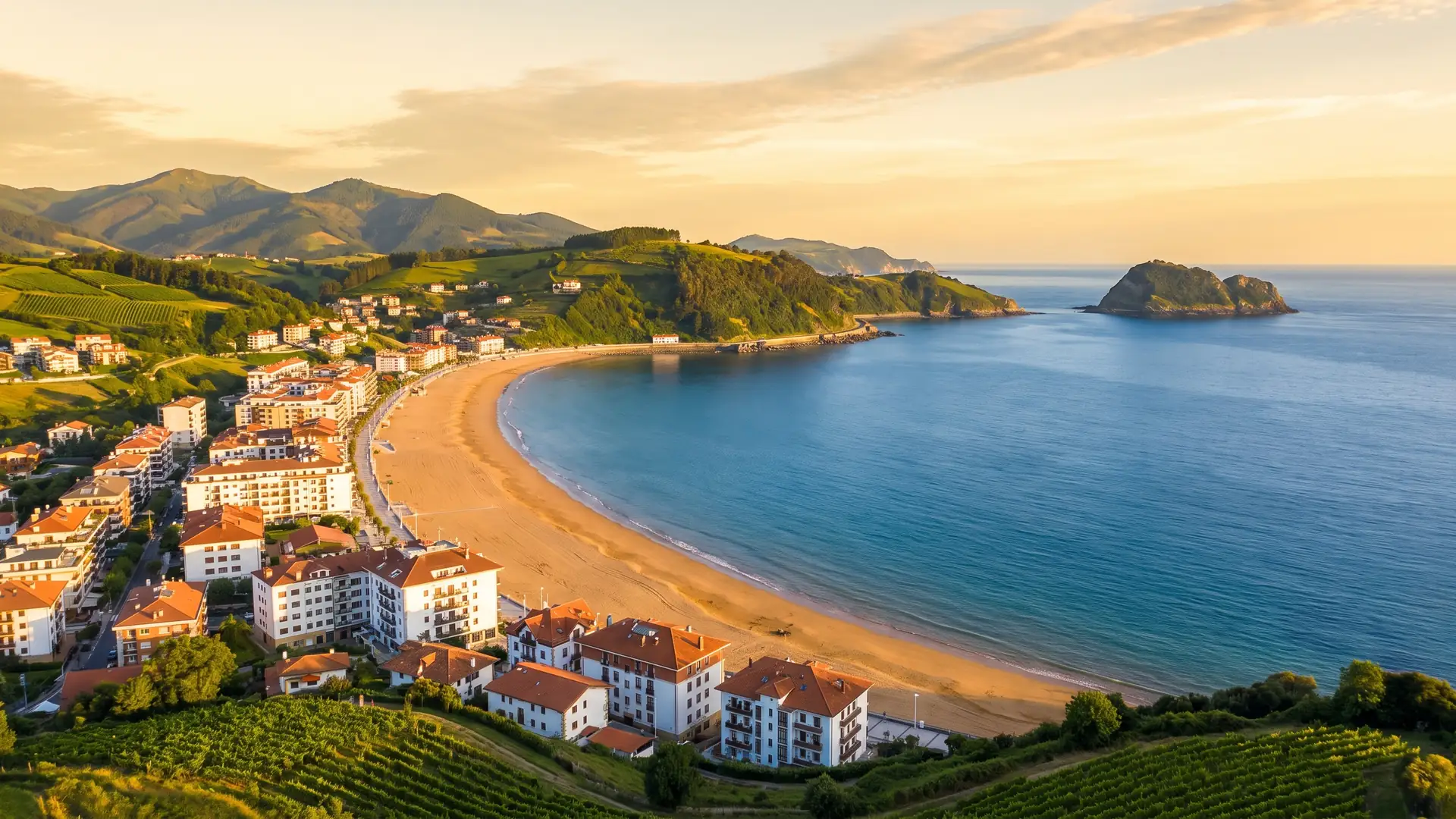 Panorama de Zarautz y su amplia playa en la costa vasca española — destino del traslado privado Burdeos → Zarautz